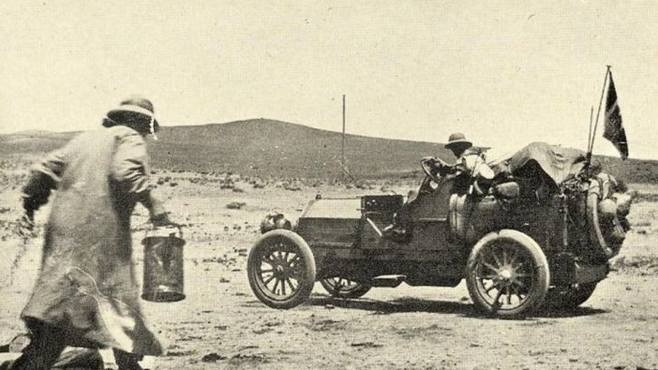Монголын анхны автомашин